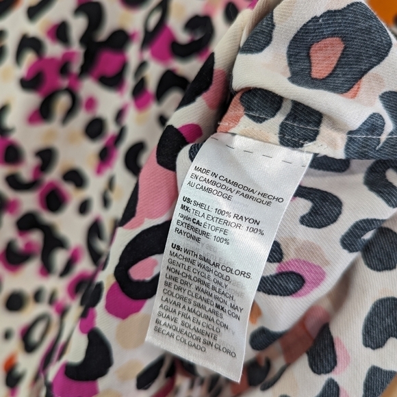 Chicos Shirt Womens Small 4 6 0 Button Up Vibrant Animal Leopard Cheetah Pink - Picture 10 of 12